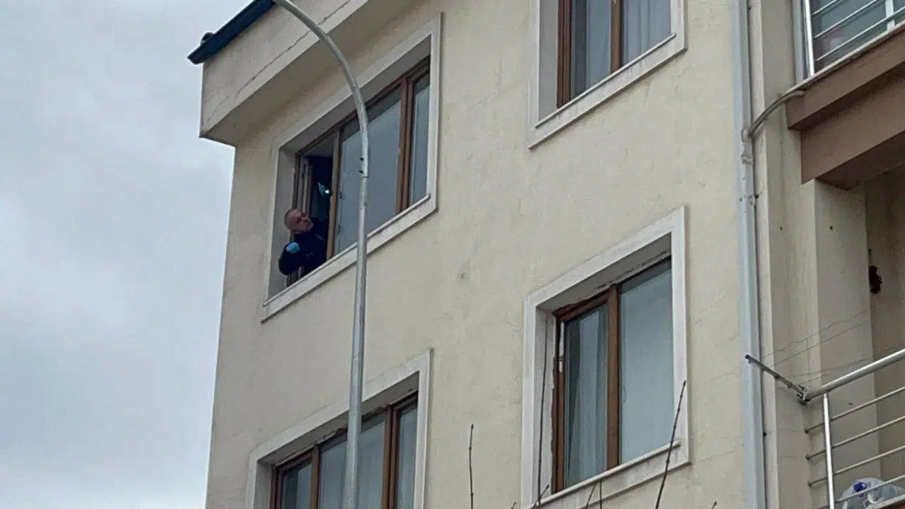 Eskişehir’de 3’üncü kattan düşen 12 yaşındaki çocuk ağır yaralandı