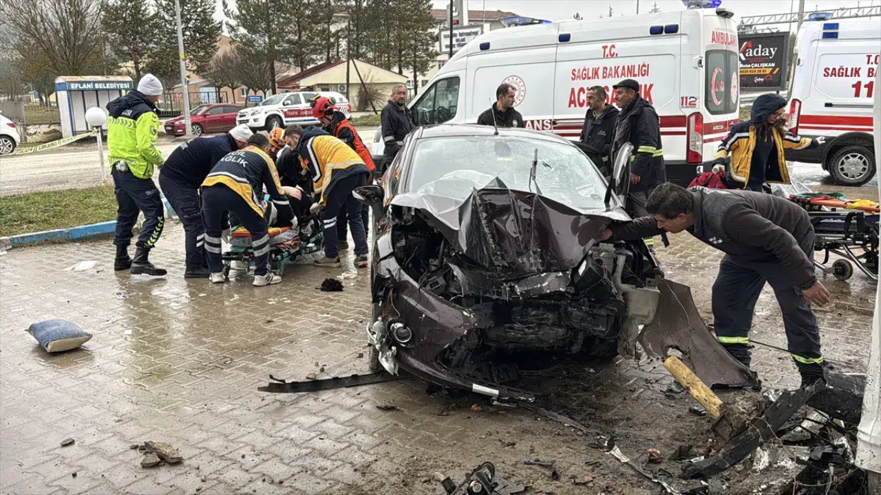 Karabük'te feci kaza! Otomobil LPG istasyonuna çarptı, 5 kişi yaralandı
