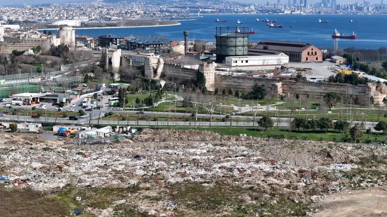 İBB ve İSKİ denetimindeki Kazlıçeşme Meydanı moloz sahasına dönüştü