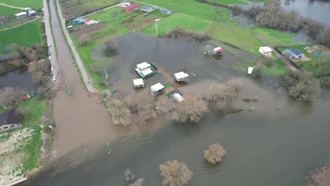 Bursa'da Ulubat Gölü taştı : Evler sulara gömüldü