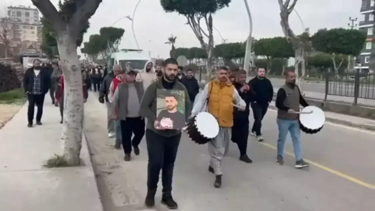 Mersin'de cenaze töreninde gelenek gereği davul ve zurna çalındı