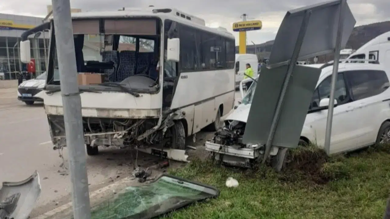 Amasya'da midibüs ile kamyonet çarpıştı : Yaralılar var