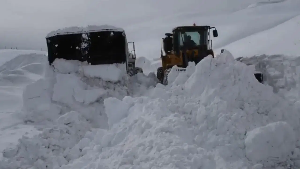 Hakkari’de karla mücadelede ekipler seferber oldu : 143 yerleşim yerinin yolu ulaşıma açıldı