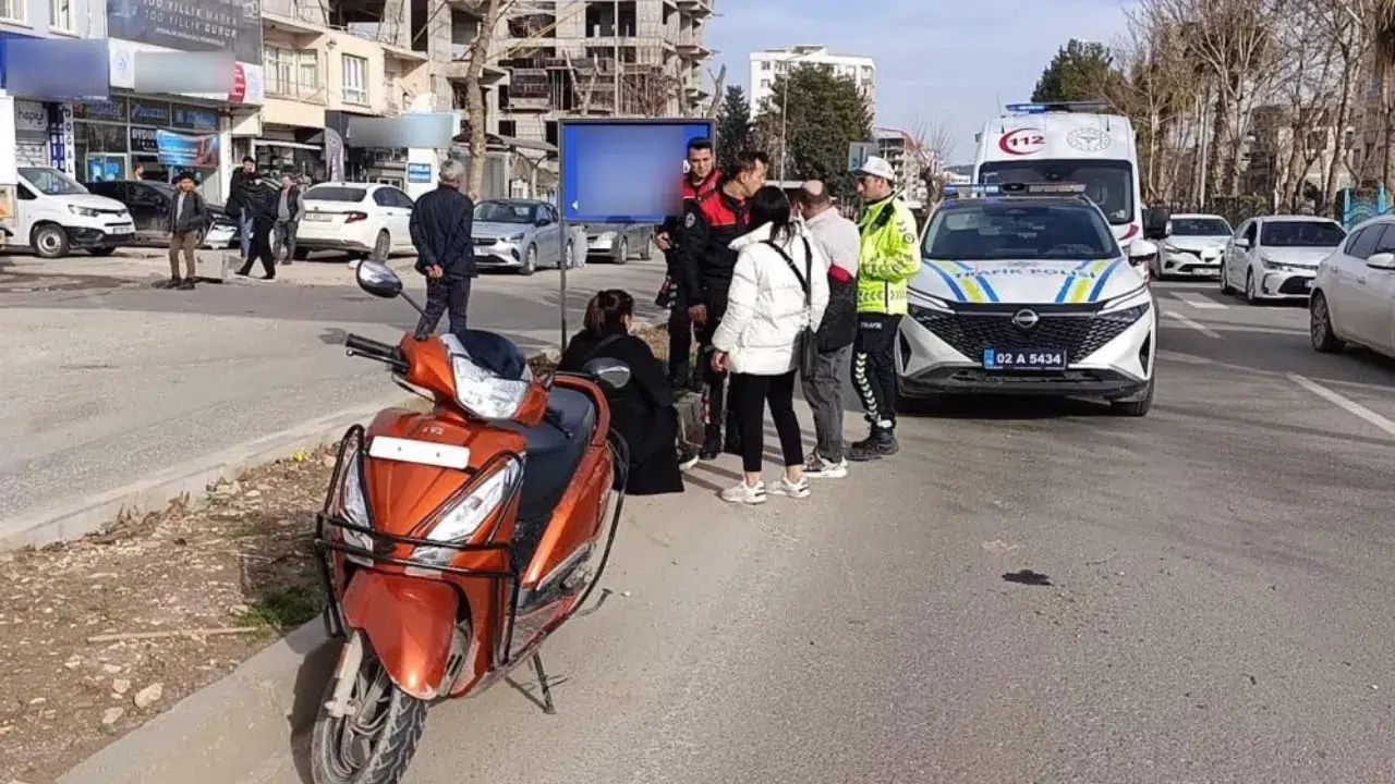 Adıyaman'da motosiklet, 71 yaşındaki yayaya çarptı : 3 yaralı