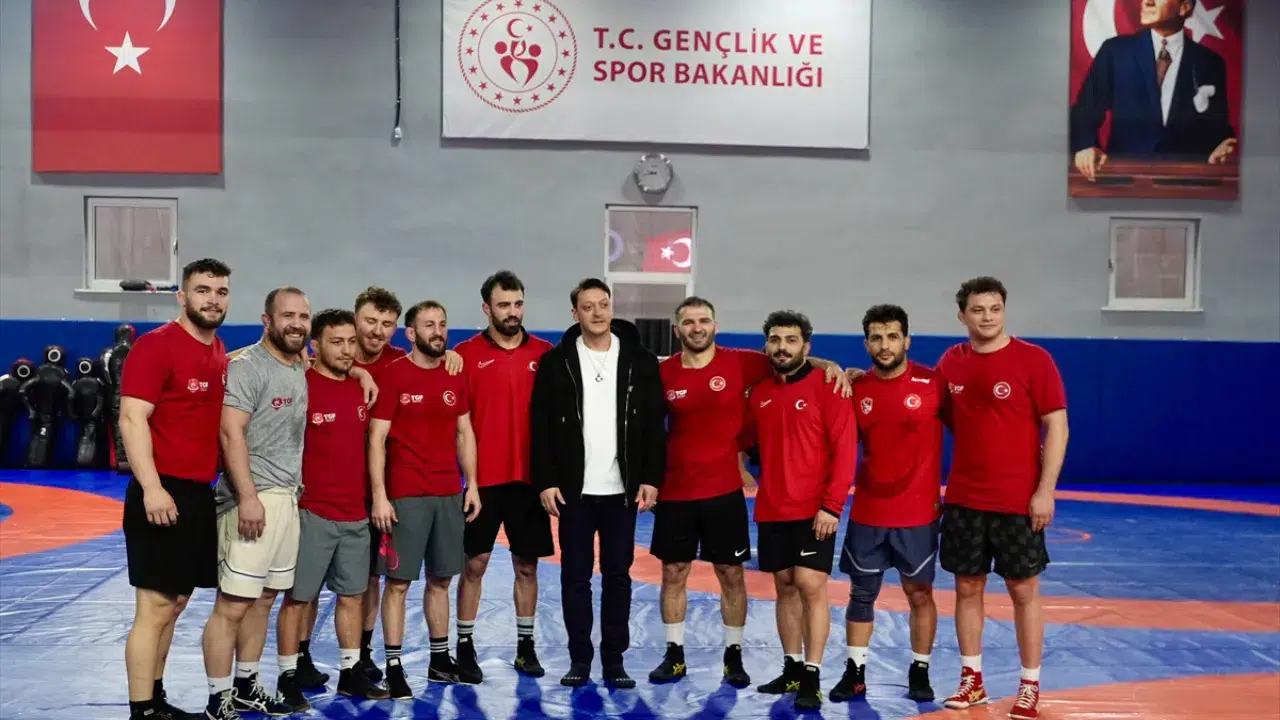 Futbolcu Mesut Özil, Güreş Milli Takımı'nı ziyaret etti