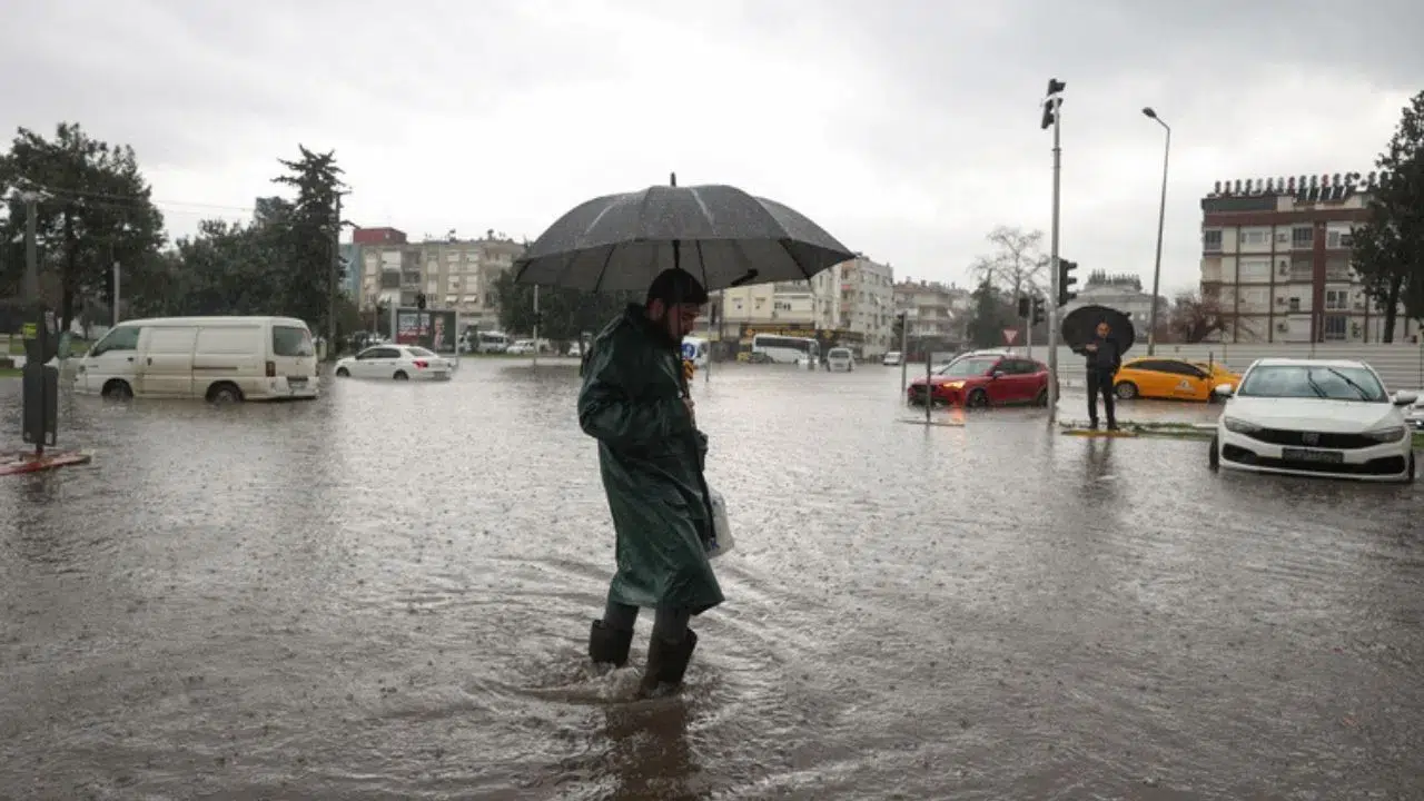Sağanak yağış Osmaniye'de su baskınına yol açtı