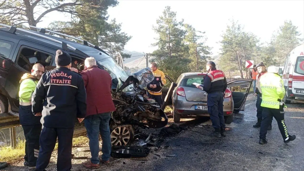 Muğla'da 2 araç çarpıştı : 4 kişi yaralandı