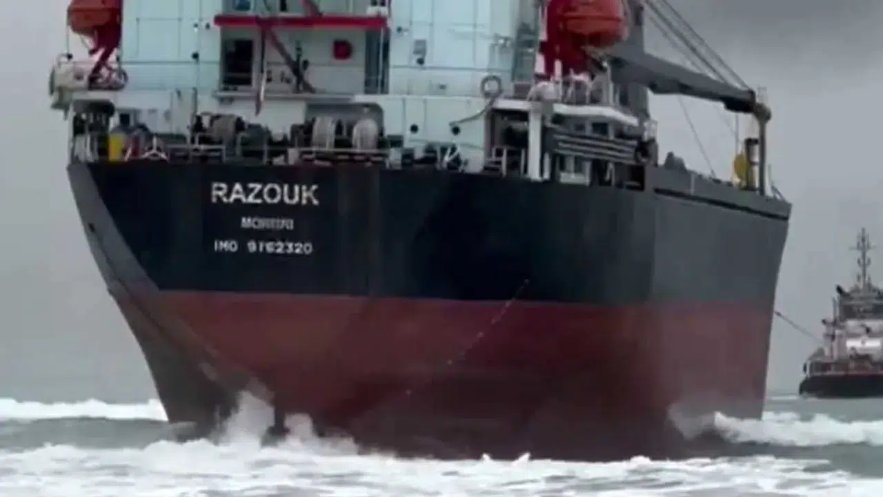 İstanbul Sarıyer'de karaya oturan 'Razouk' gemisi kurtarıldı