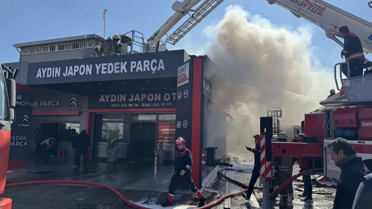 İzmir'de yedek parça dükkanında yangın : Alevler 2 dükkana da sıçradı