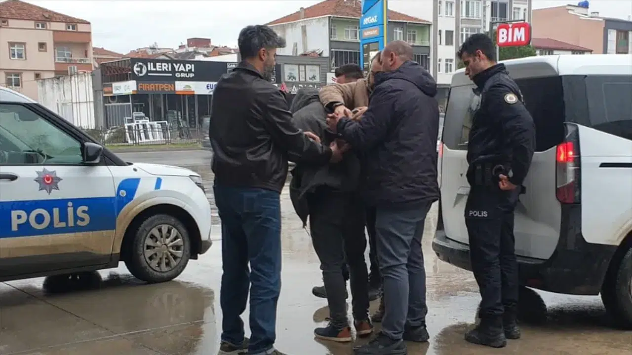 Samsun'da 18 yaşındaki genç, 15 yaşındaki kız kardeşini bıçakladı