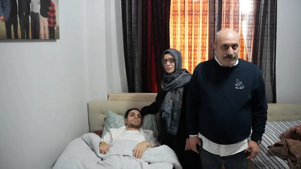 İstanbul'da metro çıkışında dehşet : Yardım etmek isteyen genç , 6 yerinden bıçaklandı