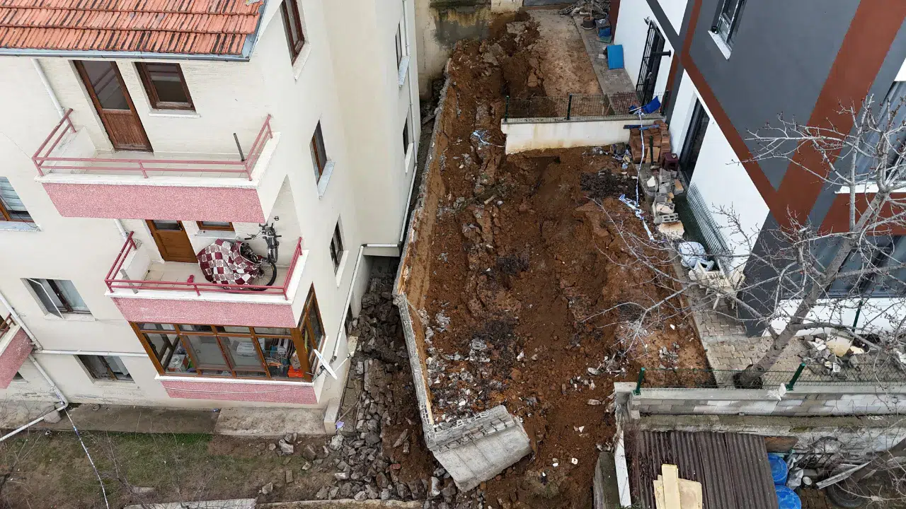 Ankara'da korku dolu anlar : İstinat duvarı çöktü, 5 apartman boşaltıldı!