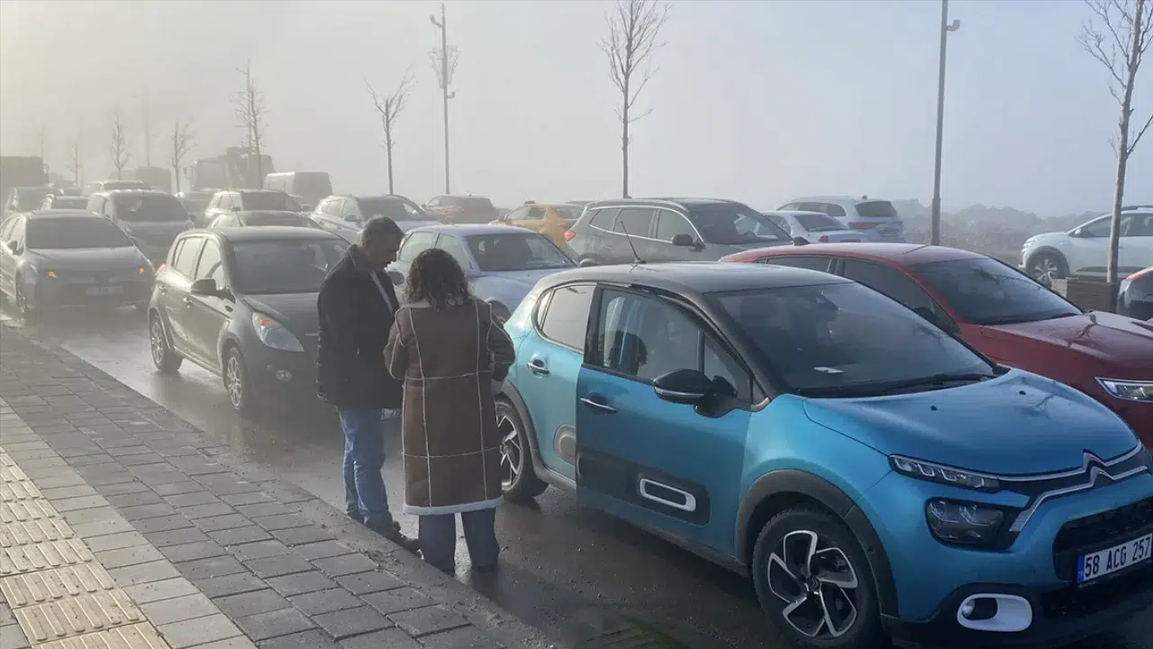 Sivas'ta zincirleme trafik kazası : 51 araçta hasar oluştu