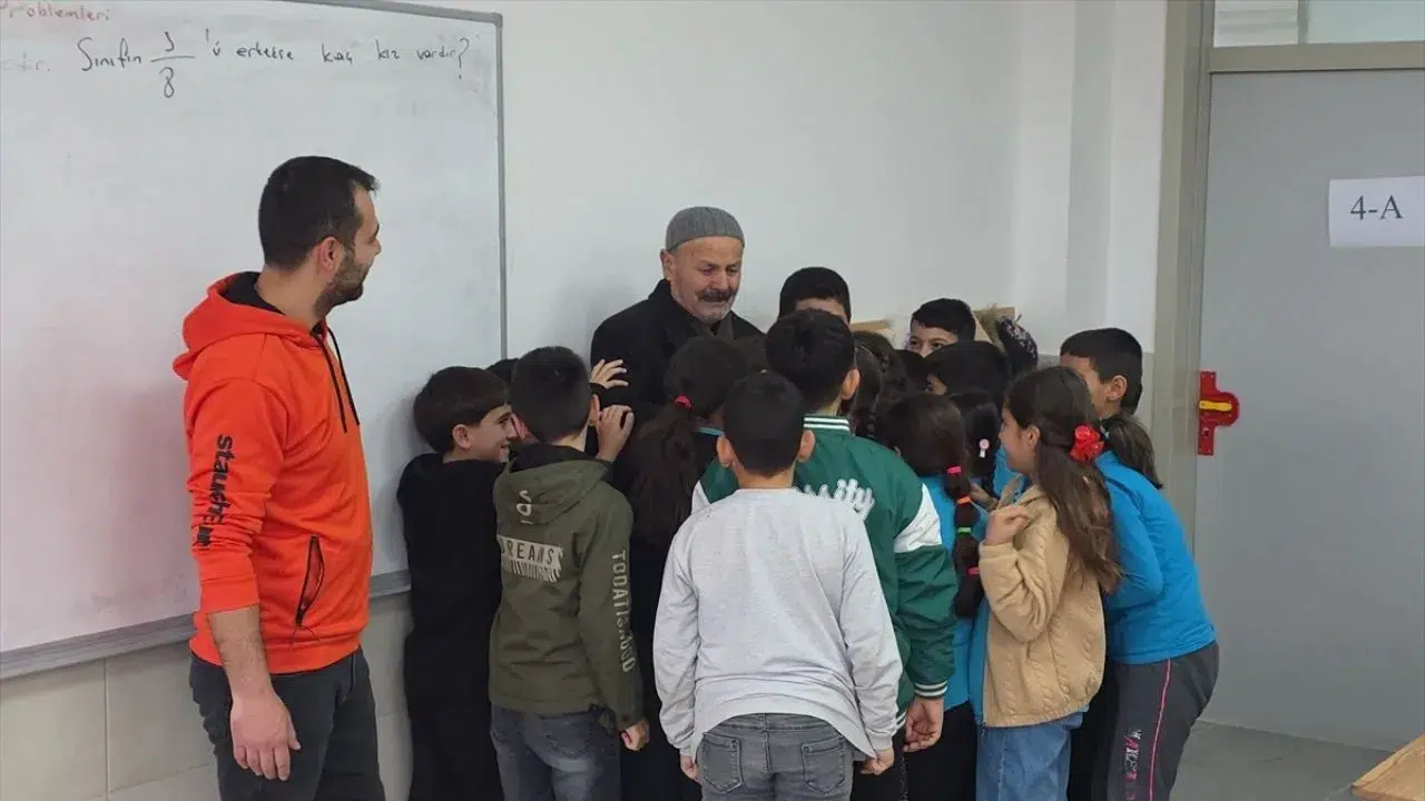 Eğitim sevdası engel tanımadı : Okuyamayan Ali amca yıllar sonra memleketine okul kazandırdı