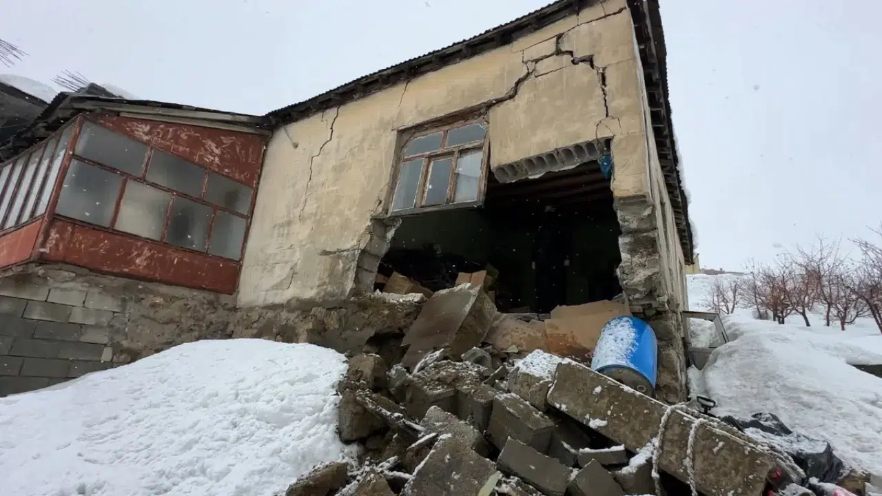 Hakkari Yüksekova'da bir evin duvarı aşırı kar yağışları nedeniyle yıkıldı
