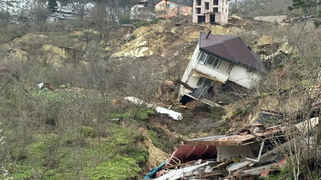 Ordu Fatsa’da heyelan : Evler yıkıldı, yol çöktü, bölgeye ulaşım kapandı