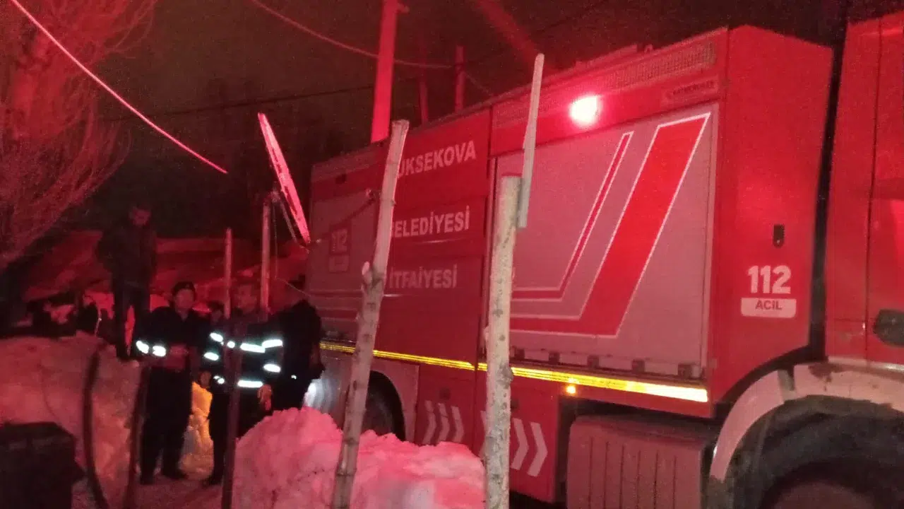 Hakkari'de feci ev yangını : Aile evsiz kaldı!