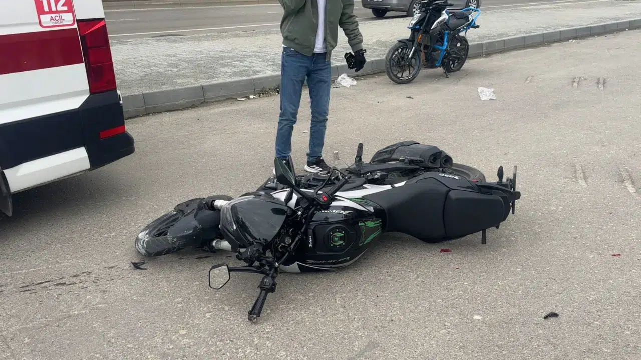 Samsun'da motosikletle otomobil çarpıştı : 2 yaralı