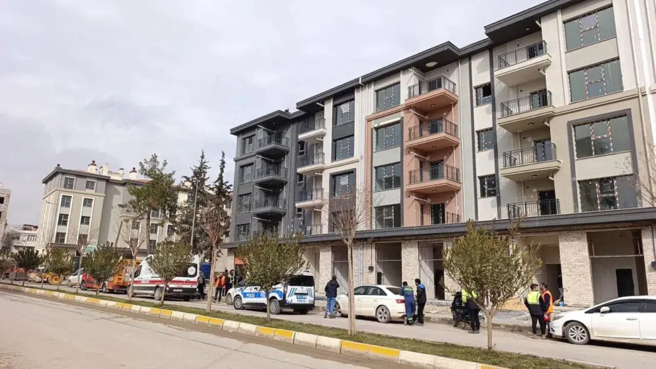 Adıyaman'da 6 aylık maaşlarını alamayan işçiler çatıya çıktı