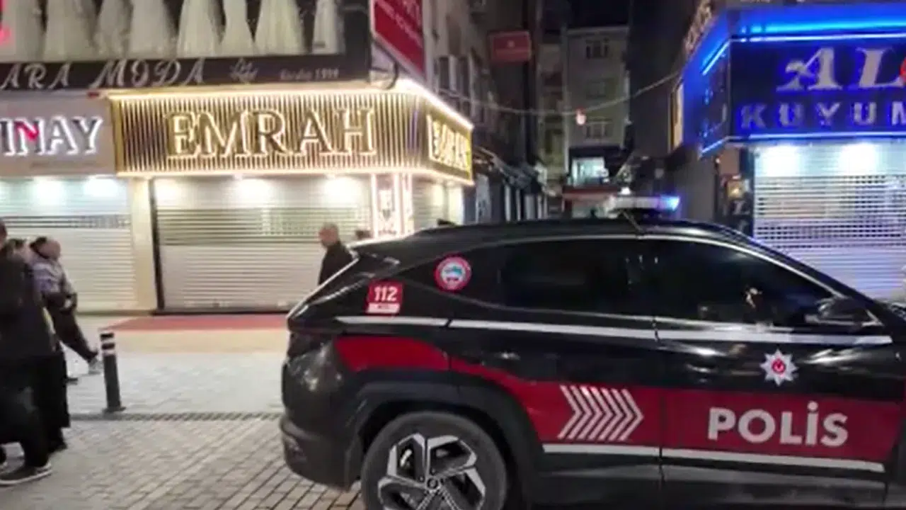 Ümraniye'de kuyumcuda silah kazası : Arkadaşını kasığından vurdu!