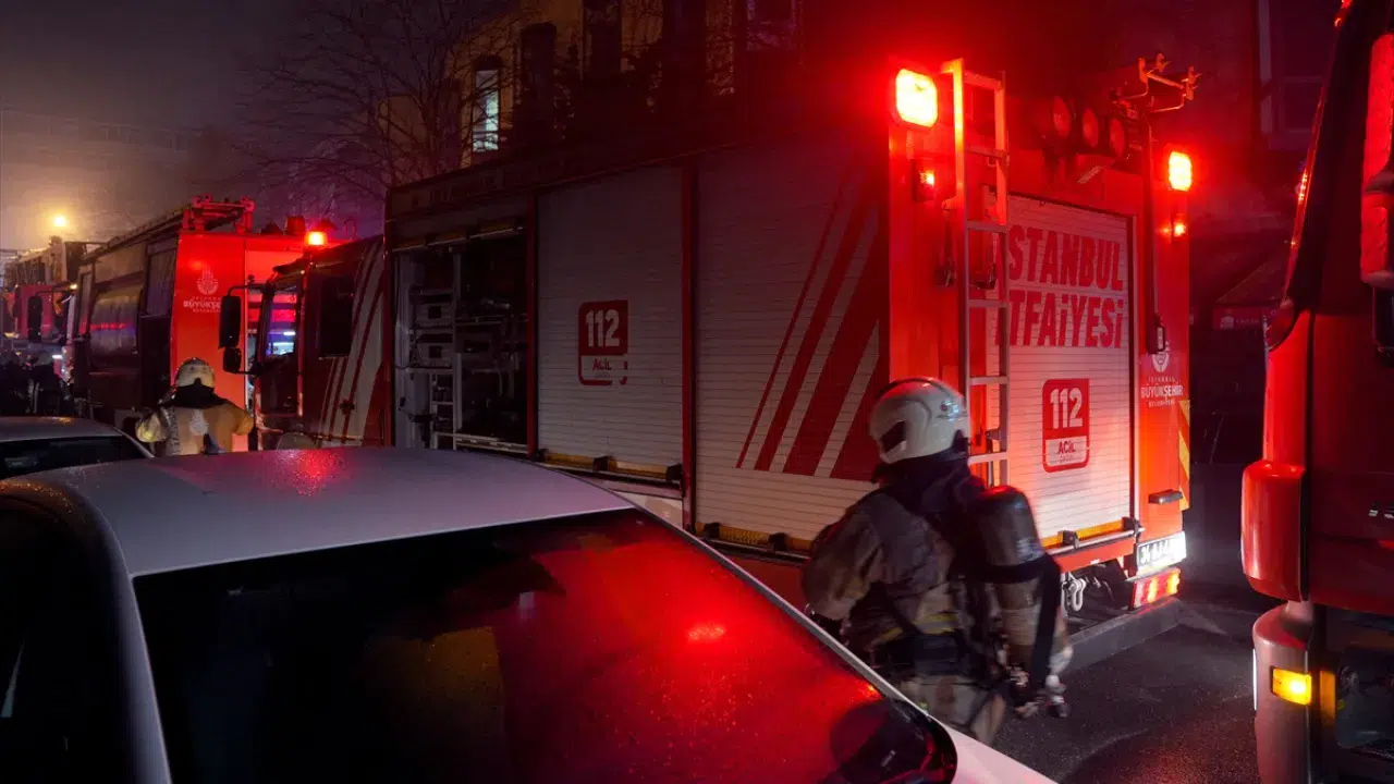 İstanbul Kağıthane'de yangın : 11 kişi kurtarıldı