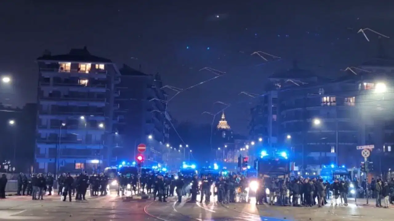 İtalya'da kültür merkezi kapatıldı, sokaklar savaş alanına döndü : 11 polis yaralandı