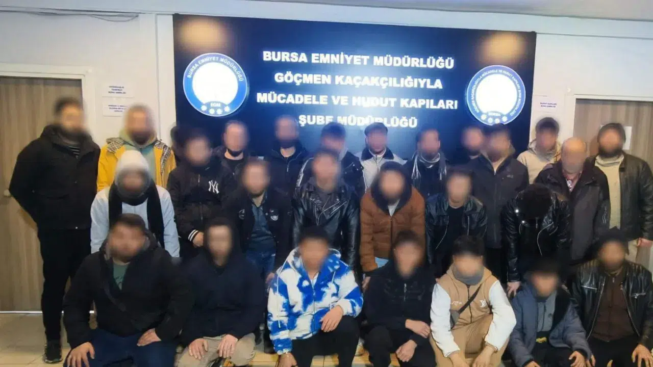 Bursa’da göçmen kaçakçılığına operasyon : 29 yabancı uyruklu yakalandı, 3 organizatör gözaltında