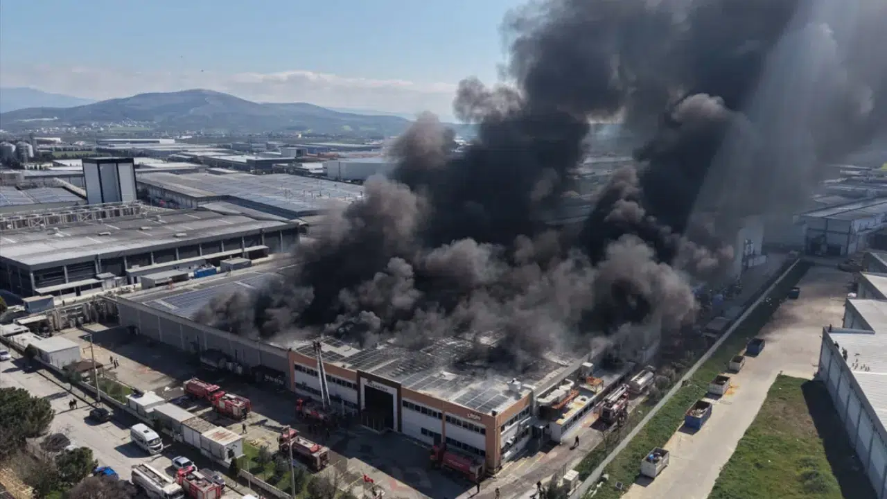 Manisa Akhisar’da şekerleme fabrikasında yangın çıktı