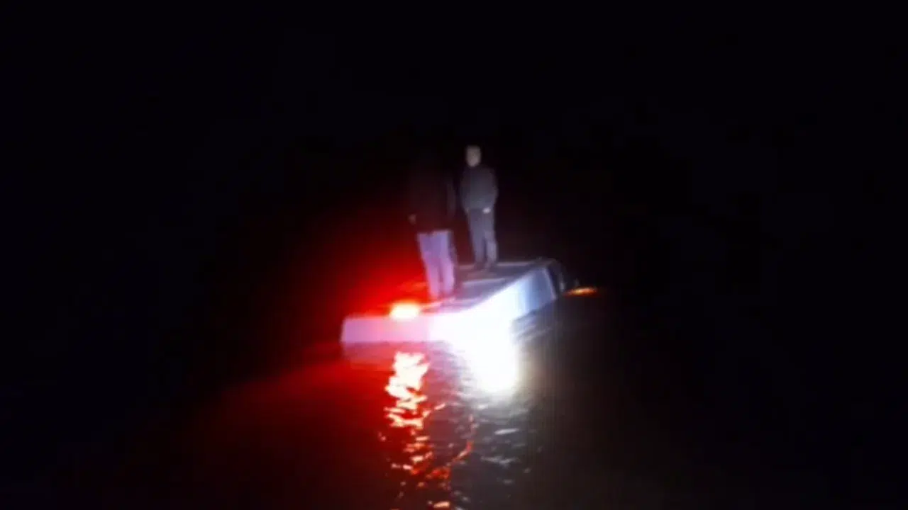 Adıyaman'da minibüs sele kapıldı : 3 kişi mahsur kaldı