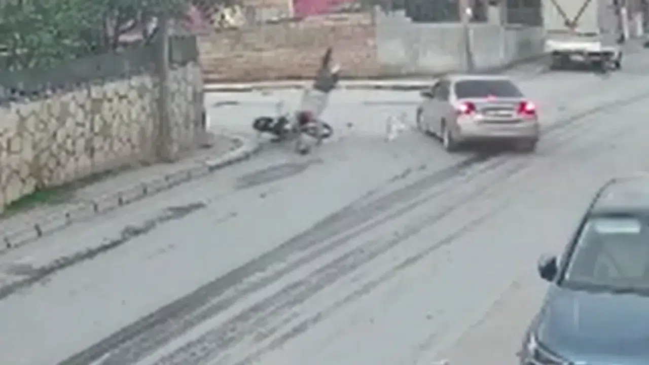 Hatay’da motosiklet kazası kamerada : Çarpışmanın etkisiyle metrelerce havaya savruldu
