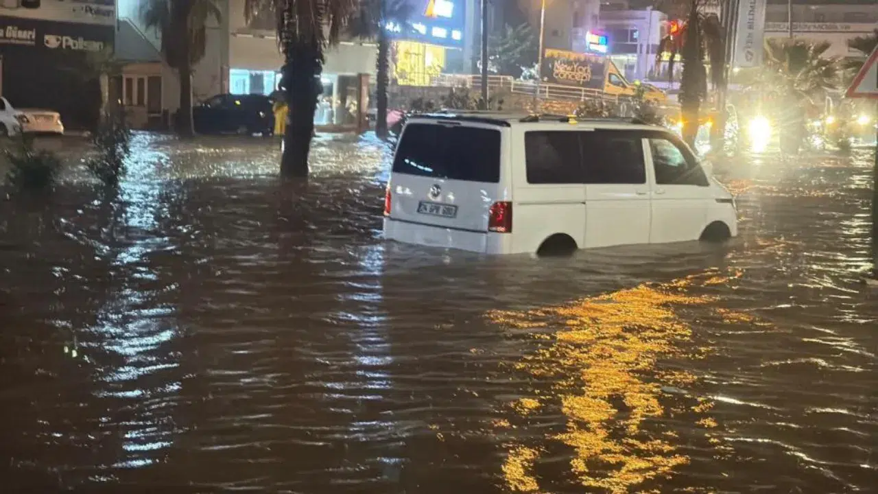 Bodrum'da yollar göle döndü : Araçlar suya gömüldü, istinat duvarı çöktü