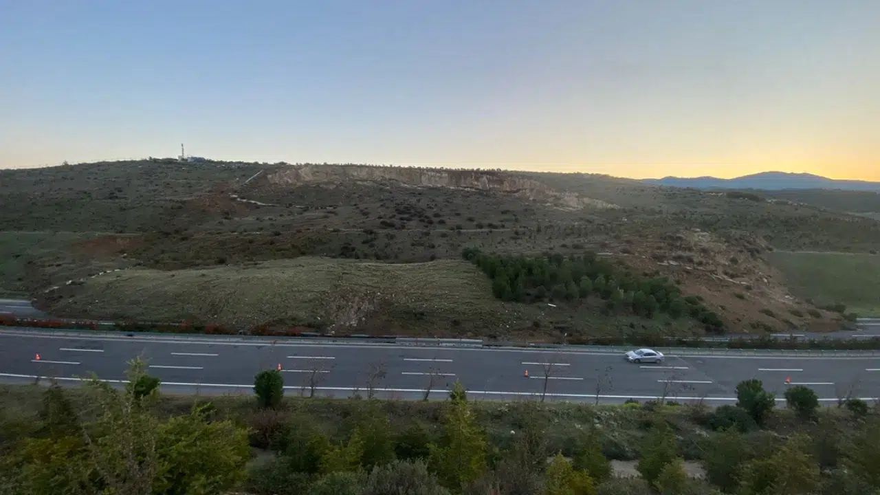 Manisa'da toprak kayması nedeniyle trafiğe kapatılan yol yeniden açıldı