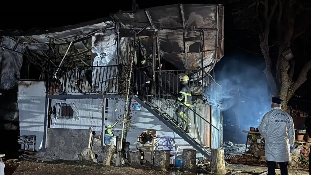 Uşak'ta prefebrik bir evde yangın çıktı : Karı koca hayatını kaybetti
