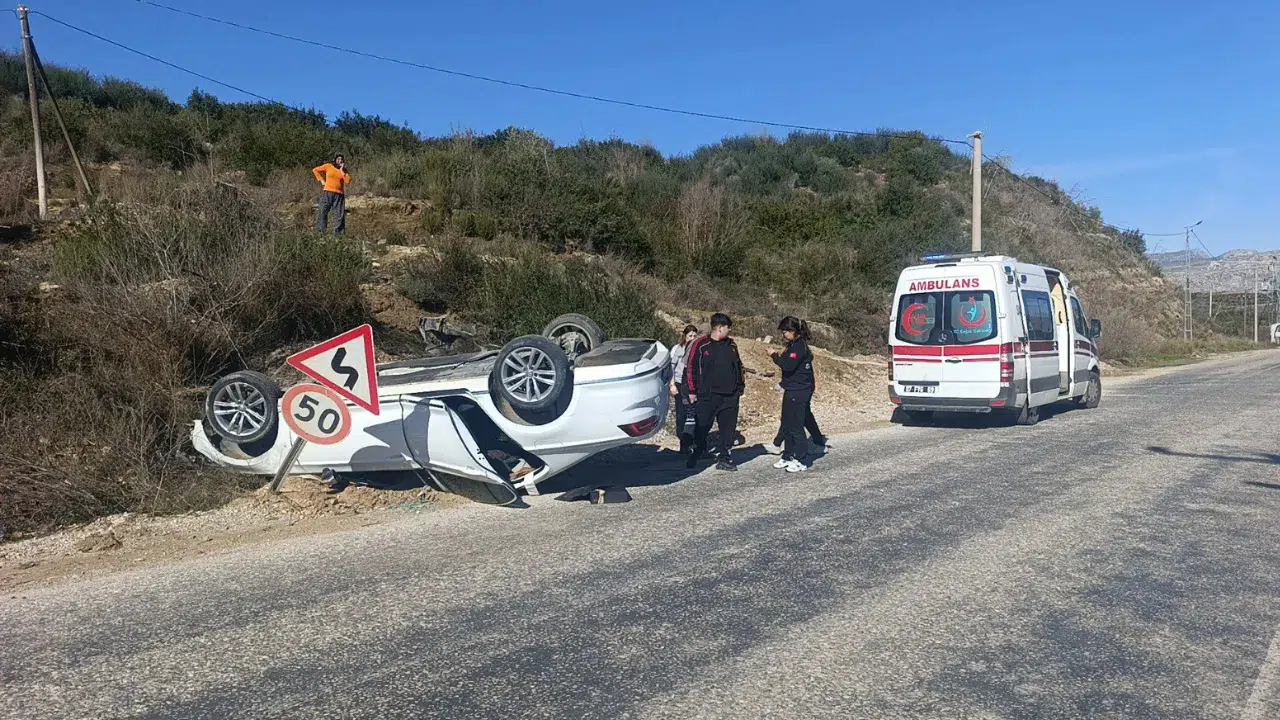 Antalya'da kaza : Araç ters döndü
