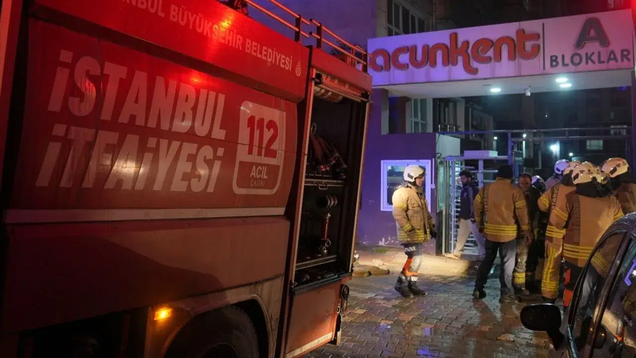 Esenyurt'taki sitede çıkan yangın paniğe sebep oldu