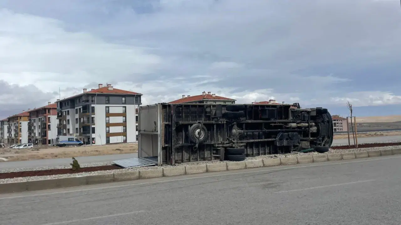 Karaman’da şiddetli fırtına dehşeti : Kamyonet devrildi , çatılar uçtu