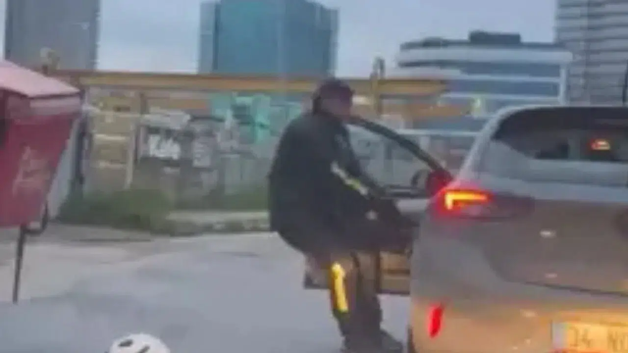 Pendik’te yol verme tartışması : Sürücüyü kolundan tutup otomobilden indirmeye çalıştı