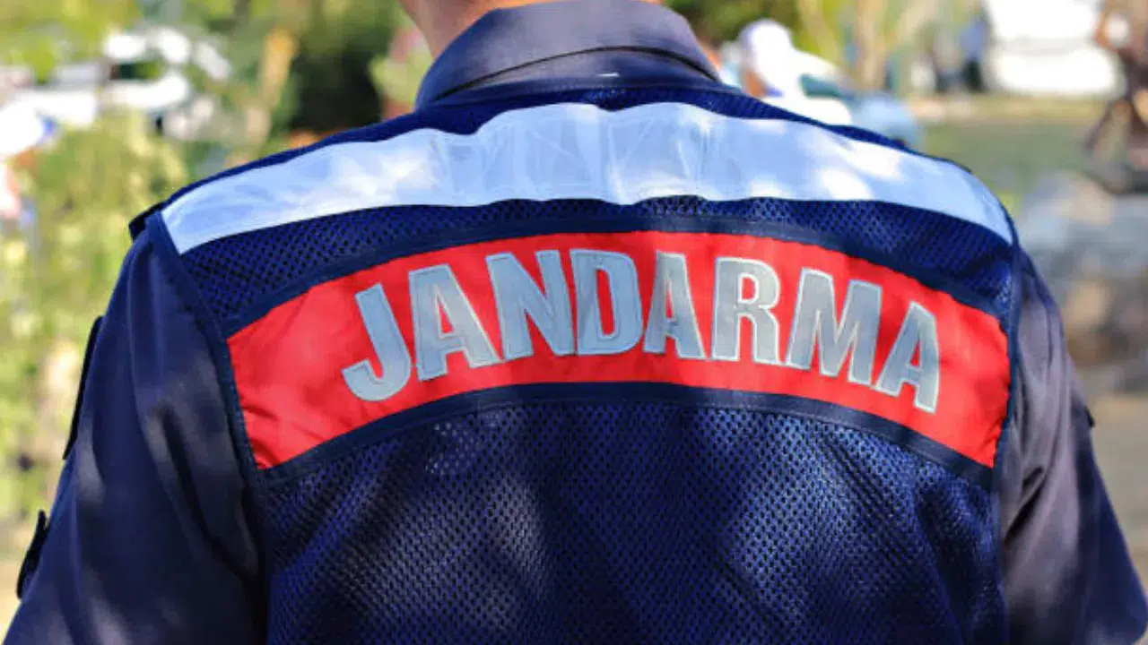 Eskişehir'de jandarma ekipleri kaçak 140 elektronik sigara ele geçirdi