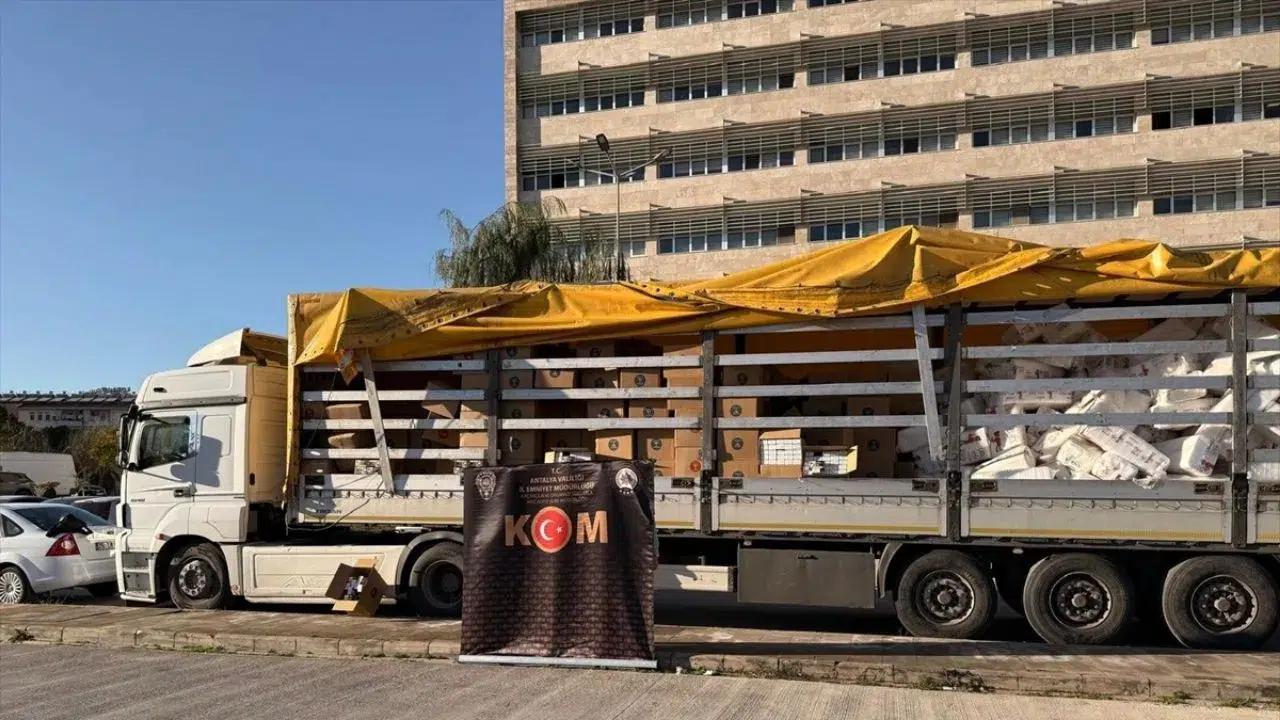 Antalya'da dev operasyonu : Dorseden 7,4 milyon makaron çıktı