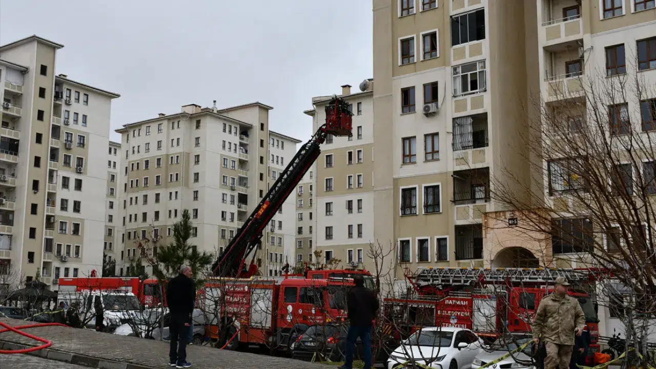 Batman'da 10 katlı binada yangın : 21 kişi dumandan etkilendi