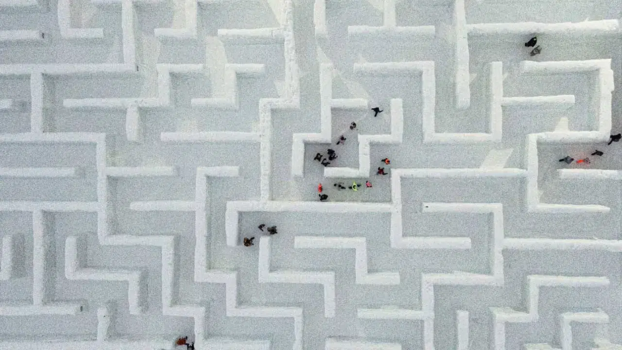 Polonya'da kar labirenti turistlerin yoğun ilgisini çekiyor