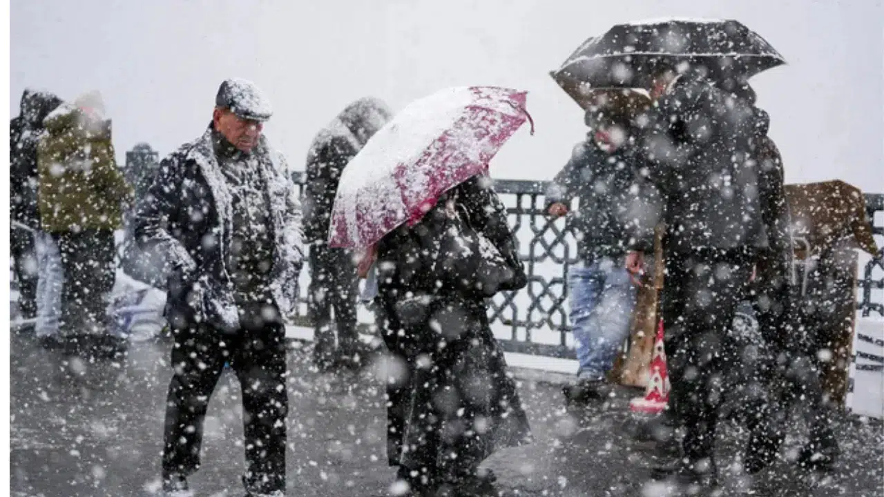 Hafta sonu hava nasıl olacak? Sıcaklıklar düşüyor , İstanbul’a kar , 5 ilde fırtına alarmı