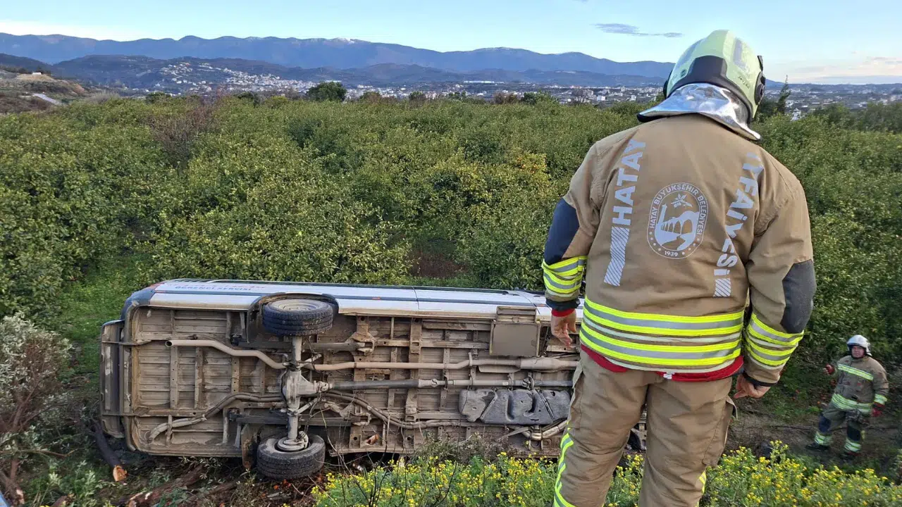 Hatay’da öğrenci servisi narenciye bahçesine uçtu : Çok sayıda yaralı