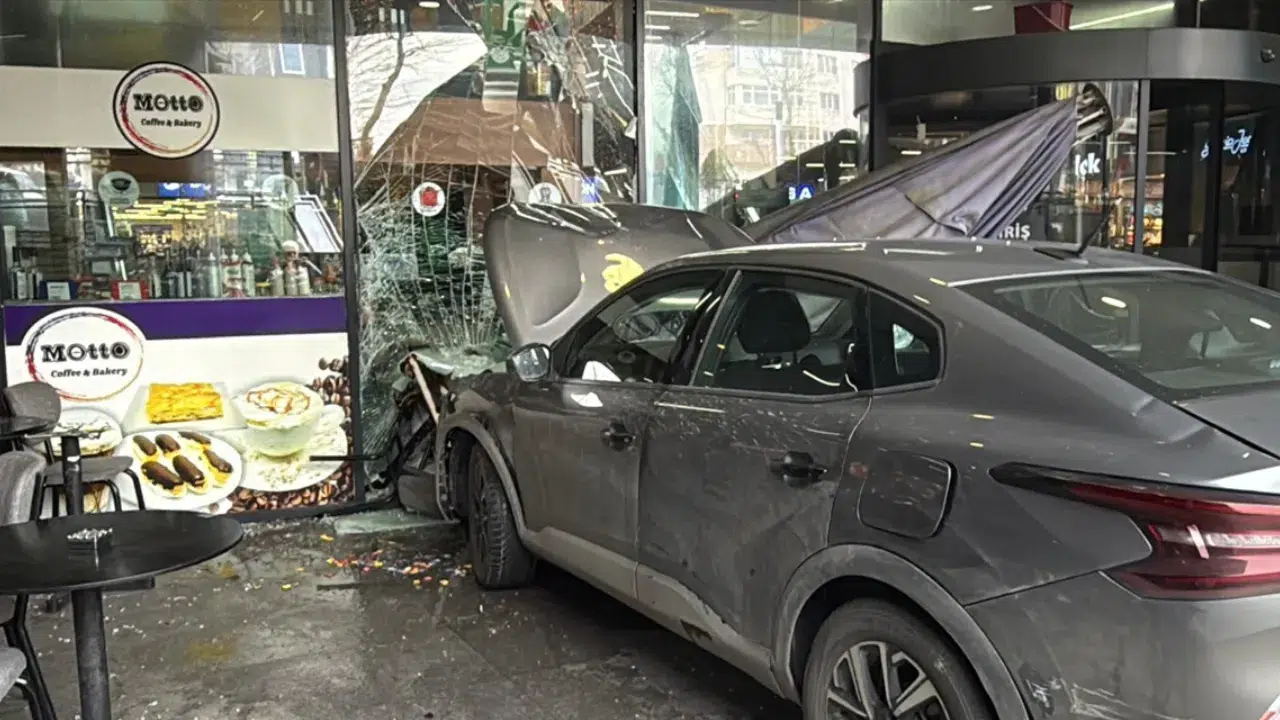 Tekirdağ'da bir araç alışveriş merkezine girdi