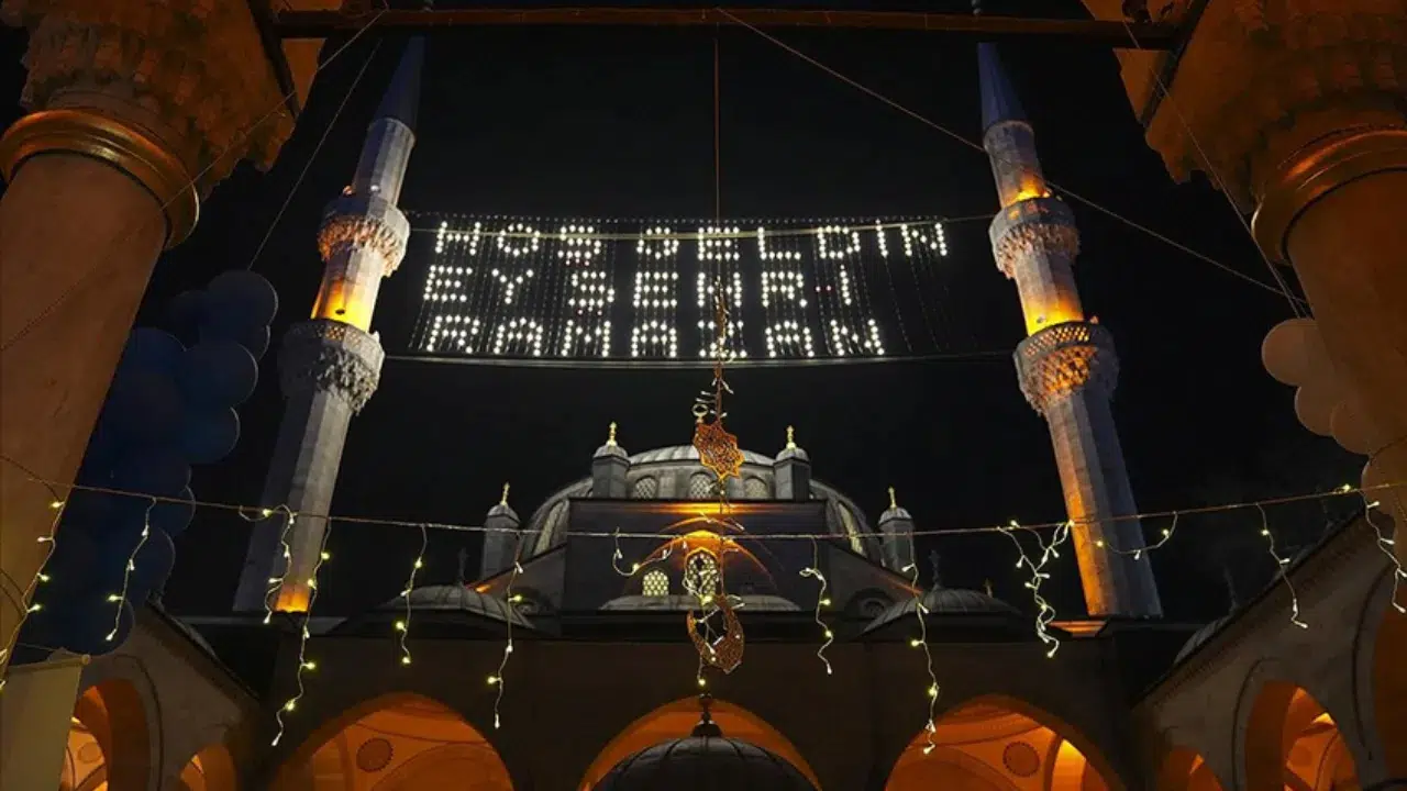 11 ayın sultanı geldi : Türkiye ilk sahura kalkıyo…