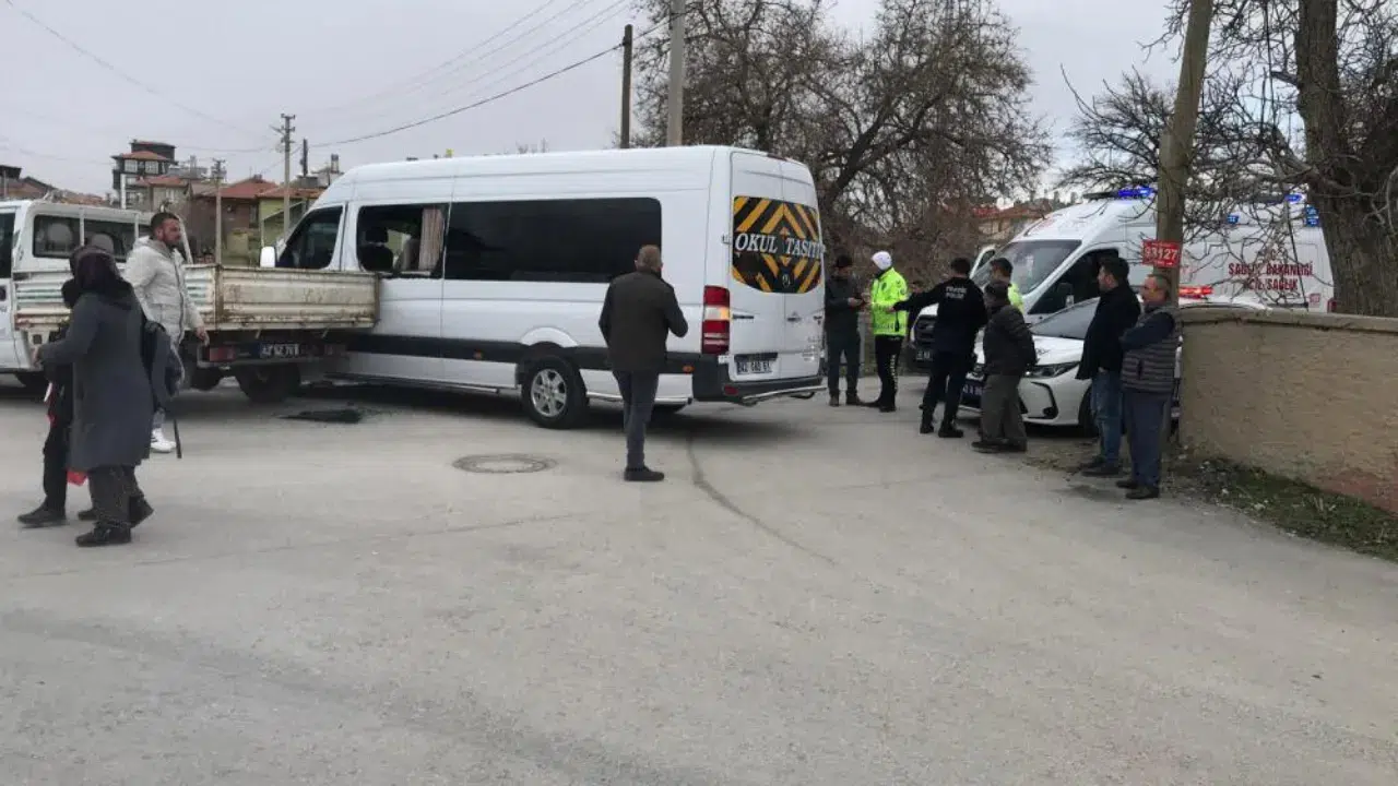 Konya Ereğli'de okul servisi ile belediye aracı çarpıştı : 5 yaralı