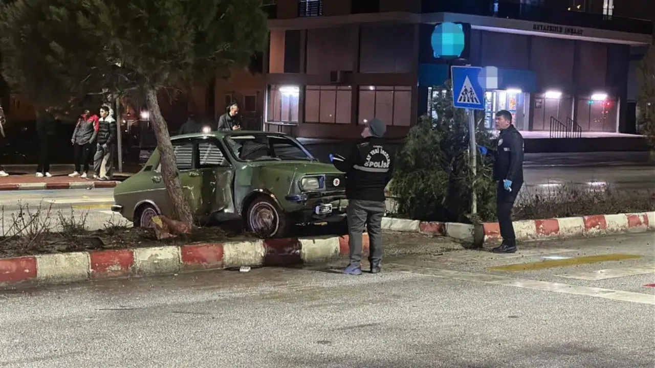 Burdur'da otomobil yayalara çarptı : 1'i ağır 3 yaralı