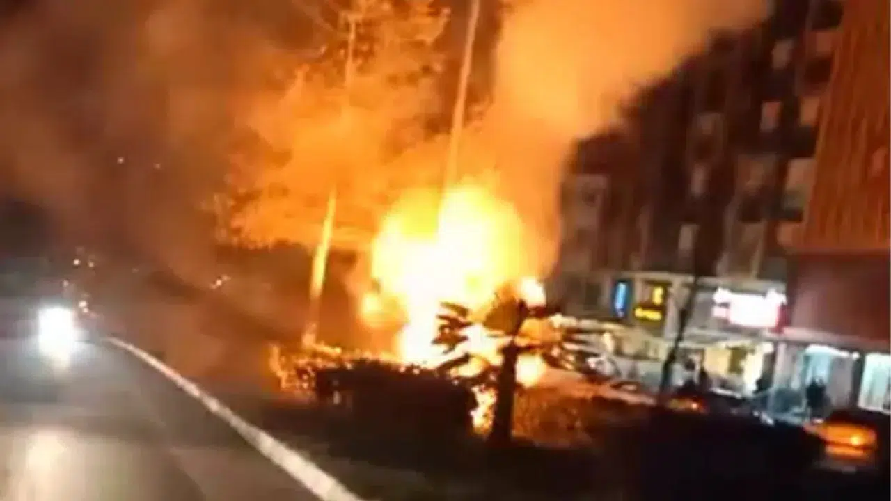 Karabük’te aydınlatma direğinin kabloları alev aldı