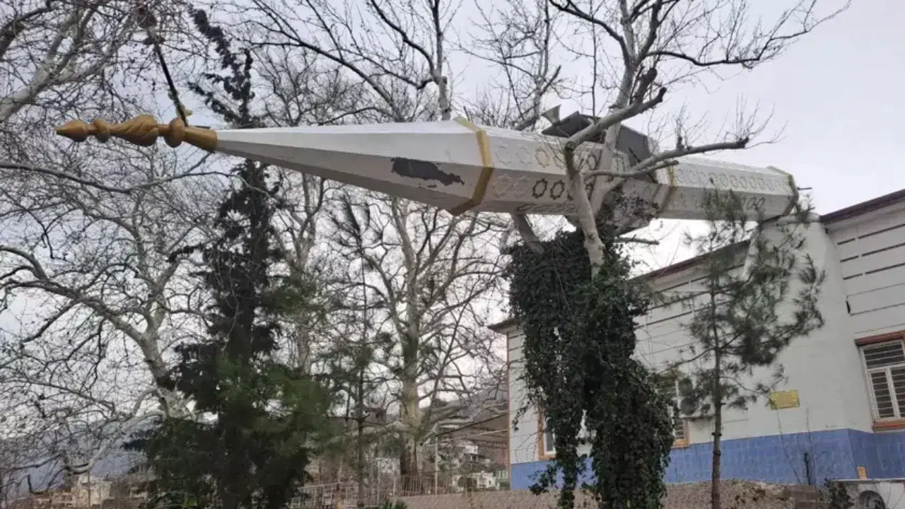 Osmaniye’de şiddetli rüzgar sonucu cami minaresi devrildi