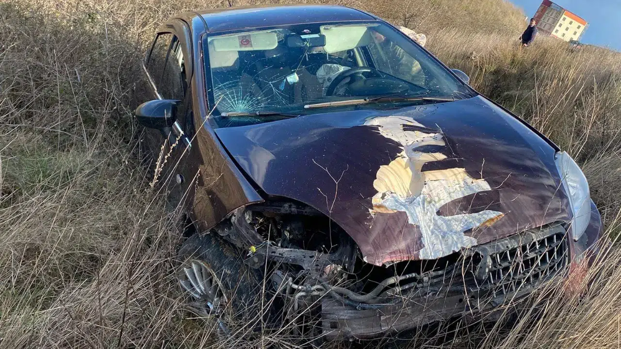 İpsala’da otomobil tarlaya uçtu : 1’i çocuk 3 yaralı